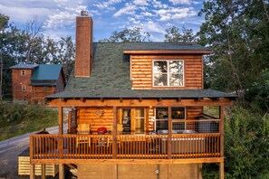 Exterior - Couples Getaway! Mtn Views! Hot Tub! Location! (Pigeon Forge)