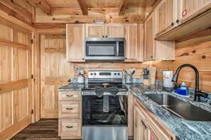 Coffee/tea maker, fridge, microwave, oven - Couples Getaway! Mtn Views! Hot Tub! Location! (Pigeon Forge)