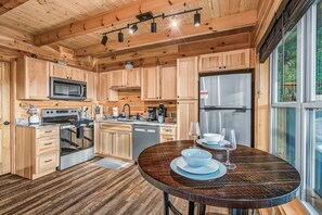 Coffee/tea maker, fridge, microwave, oven - Couples Getaway! Mtn Views! Hot Tub! Location! (Pigeon Forge)