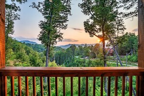 Interior - Couples Getaway! Mtn Views! Hot Tub! Location! (Pigeon Forge)