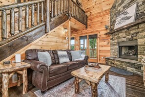Smart TV, fireplace - Couples Getaway! Mtn Views! Hot Tub! Location! (Pigeon Forge)