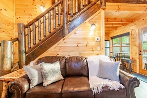 Smart TV, fireplace - Couples Getaway! Mtn Views! Hot Tub! Location! (Pigeon Forge)