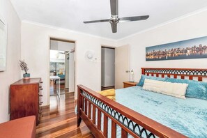 3 bedrooms, iron/ironing board, free WiFi, bed sheets - Tranquil Townhouse: HUGE Pool & Golf Course views (Marrara)