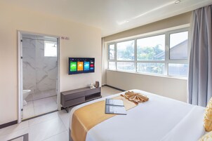 Chambre Double Deluxe | Literie de qualité supérieure, couette en duvet d'oie, bureau
