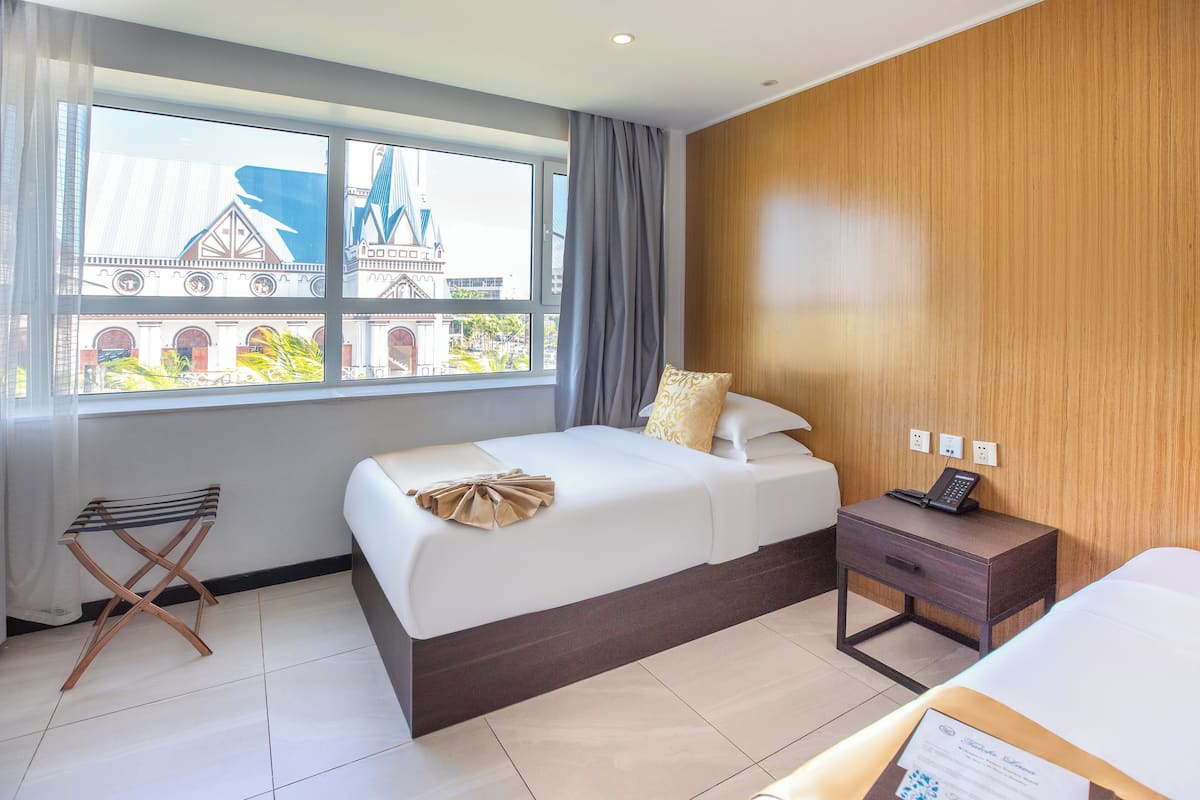 Habitación estándar con 2 camas individuales | Ropa de cama de alta calidad, edredones de plumas, escritorio
