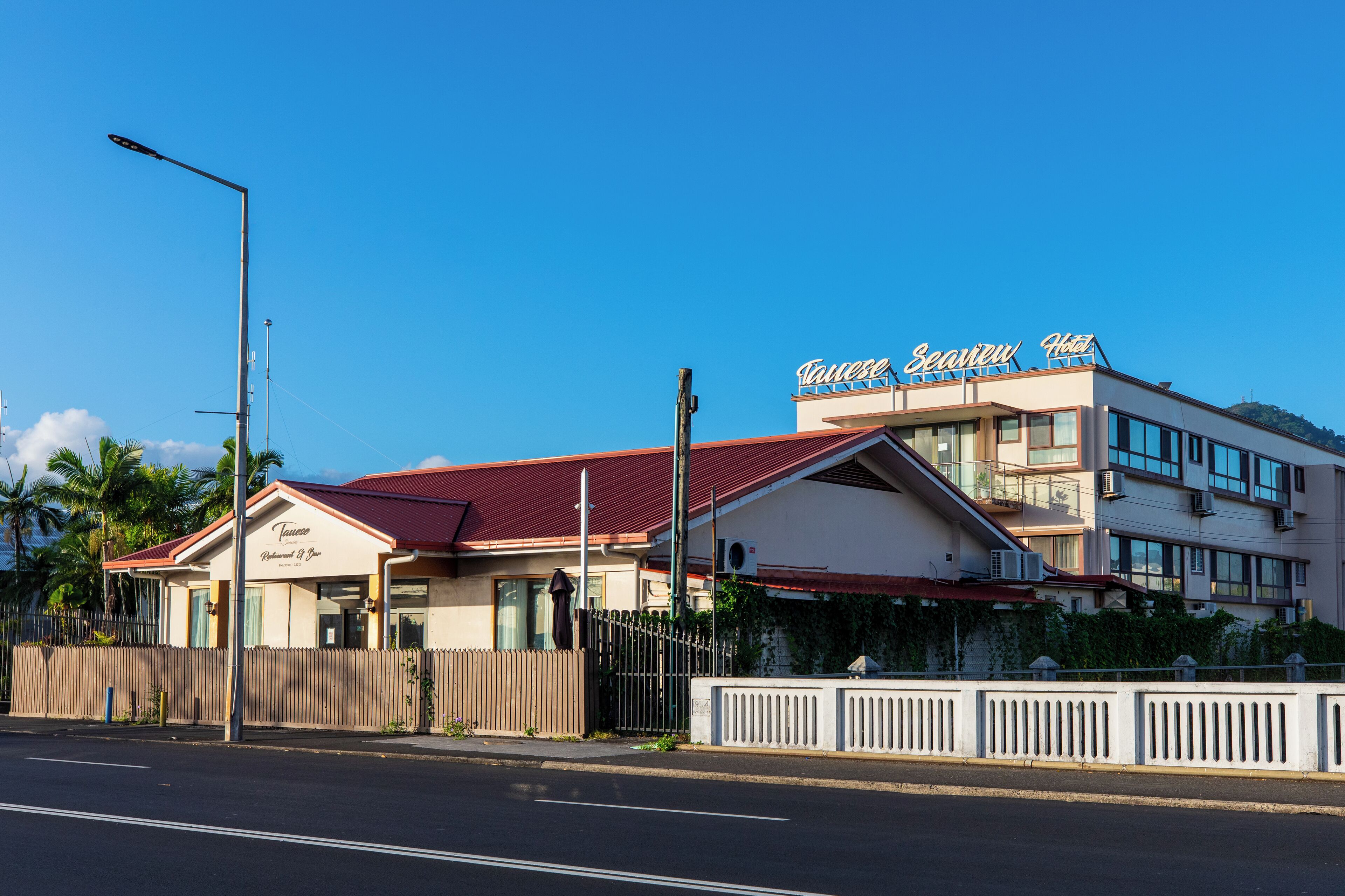 Um edifício de dois andares com uma placa que diz 'Tavese Hotel'.