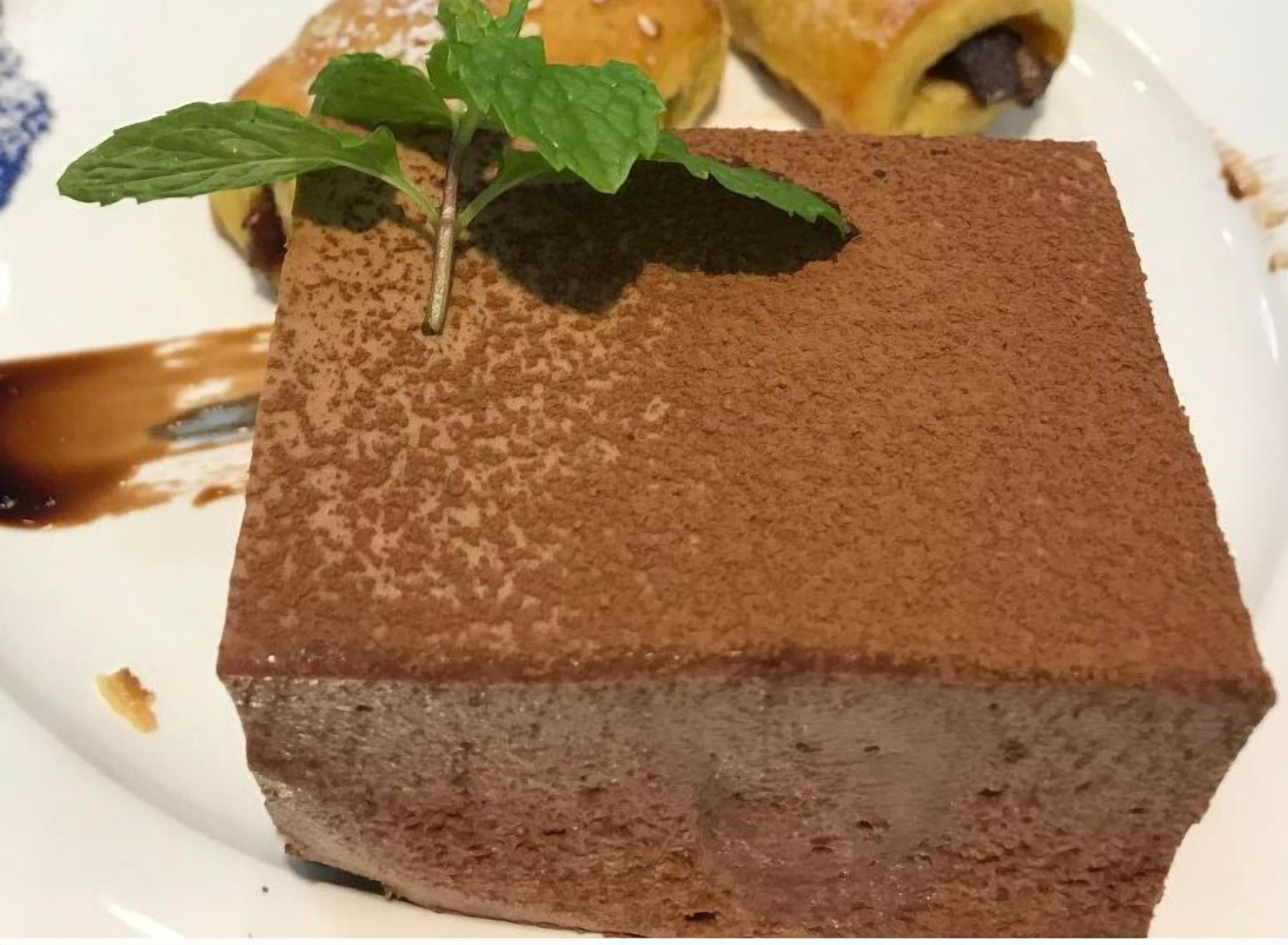 Un dessert saupoudré de cacao en poudre.