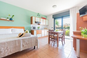 1 bedroom, WiFi - Studio with air conditioning, balcony and pool (Peschiera del Garda)
