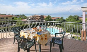 Outdoor dining - Studio with air conditioning, balcony and pool (Peschiera del Garda)