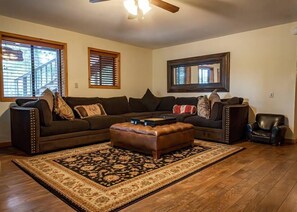 Smart TV, chimenea, futbolito, libros