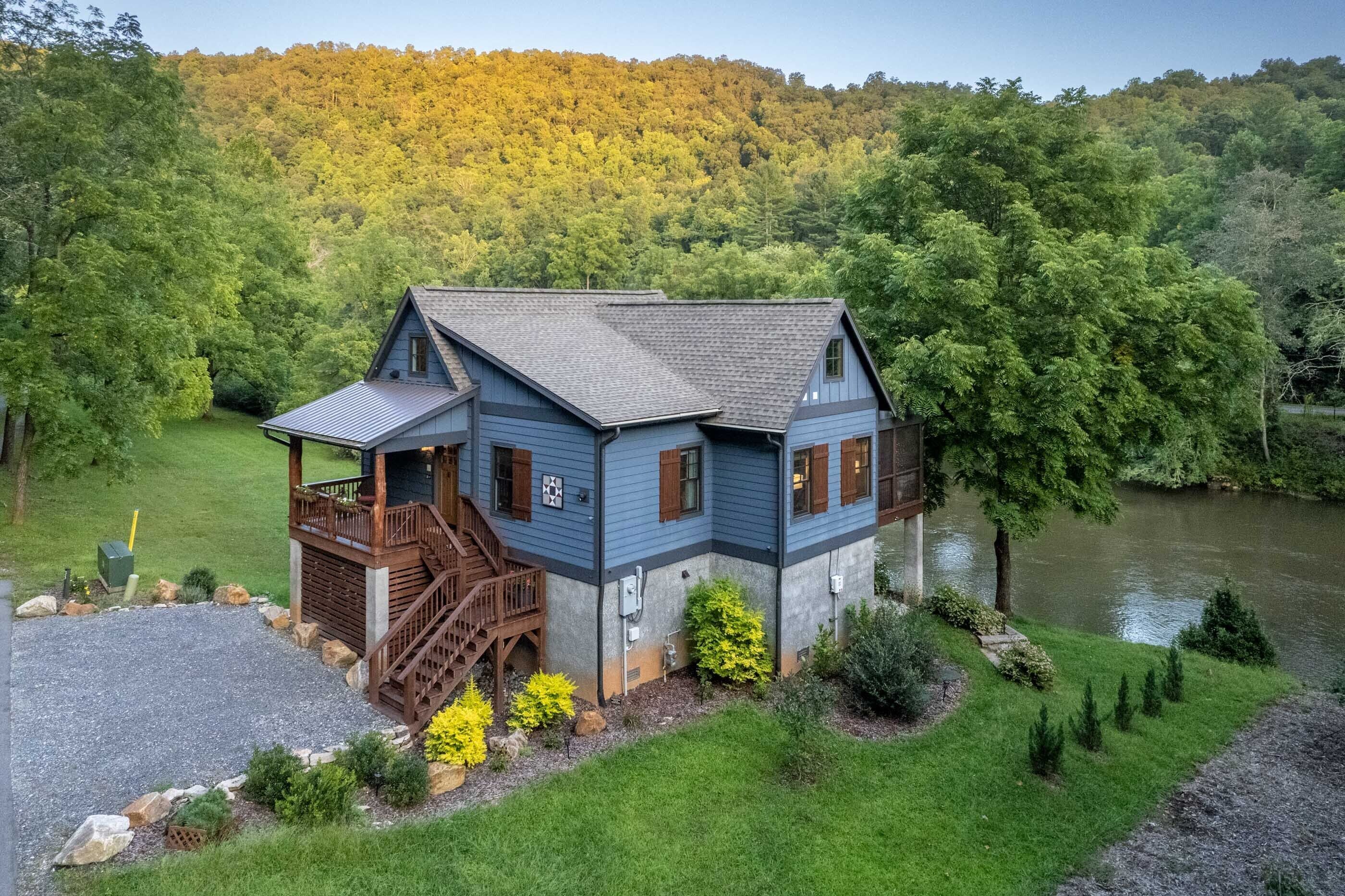 At E's - Upscale Riverfront Home Near WCU