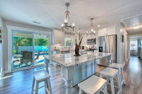 Refrigerador, microondas, horno y parrilla de estufa . Coast A While-Luxury Beach Home-Private Heated Pool