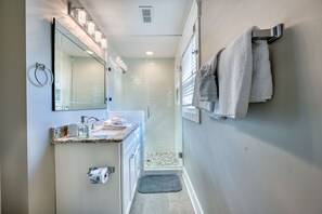 Combined shower/tub, towels