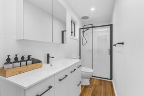 Family Cabin, Multiple Beds, Patio, Hill View | Bathroom | Free toiletries, towels, soap, shampoo - Forrest Holiday Park (Forrest)