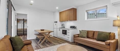 Familien-Ferienhütte, Mehrere Betten, Terrasse, Hügelblick | Wohnbereich