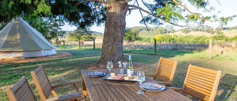 Telt – standard, 1 queensize-seng, delt bad | Terrasse/patio