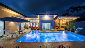 Een buitenzwembad en een verwarmd zwembad