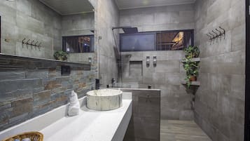 Dusche, Handtücher, Seife, Shampoo