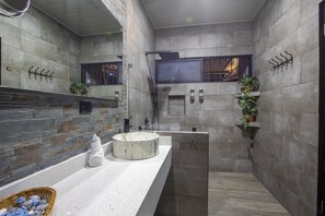 Een douche, handdoeken, zeep, shampoo