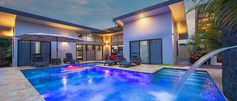 Una piscina al aire libre, una piscina climatizada