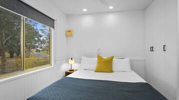 Standard-mökki, 1 keskisuuri parisänky, keittotila | 2 makuuhuonetta, vuodevaatteet