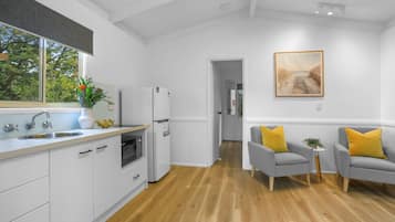 Cabana standard, 1 cama Queen, cozinha americana | Área de estar
