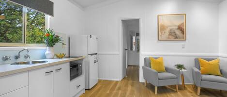 Standard Cabin, 1 Queen Bed, Kitchenette | Living area