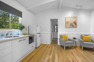 标准小屋, 1 张大床, 简易厨房 | 起居区