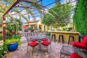 Outdoor dining - Music Festival Dream Home (Indio)