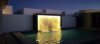 Home with community pool - all beaches 10 minutes away!