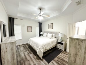 3 bedrooms, in-room safe, iron/ironing board, WiFi - The Happy Hideaway - Gameday Haven (Starkville)