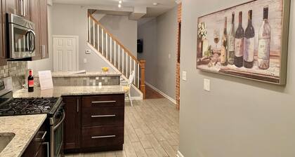 Upscale 2BD/1.5BA townhome mins to JHH & downtown