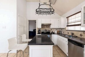 Fridge, microwave, oven, stovetop - Villa with Pool, BBQ and More (Flower Mound)