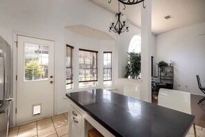 Dining - Villa with Pool, BBQ and More (Flower Mound)