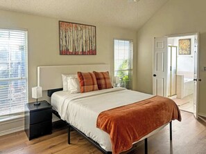 3 bedrooms, WiFi - Villa with Pool, BBQ and More (Flower Mound)