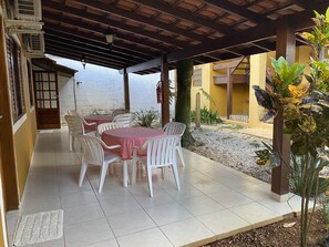 Outdoor dining - Piscina e Ar Condicionado a 100 mts da Praia Grande - Ubatuba/sp (Praia Grande Ubatuba)