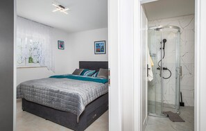 1 bedroom, free WiFi, bed sheets - Gorgeous apartment in Malinska with swimming pool (Malinska)