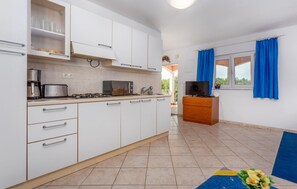 Kühlschrank, Herdplatte, Wasserkocher mit Kaffee-/Teezubehör