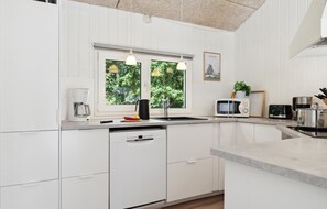 Refrigerador, parrilla de estufa, lavavajillas y cafetera y tetera 