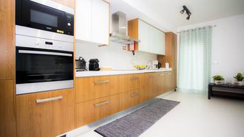 雪櫃、微波爐、焗爐、爐具