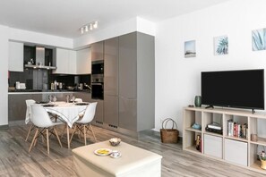 Fridge, microwave, oven, stovetop - Peaceful 1 Bedroom Apartment With Balcony, Leiria apartment 1007 (Leiria)