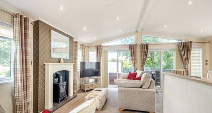 Country and modern cladded lodge.