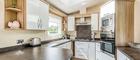 Jääkaappi, uuni, liesi, leivänpaahdin