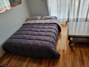 1 habitación, tabla de planchar con plancha y cuna de viaje 