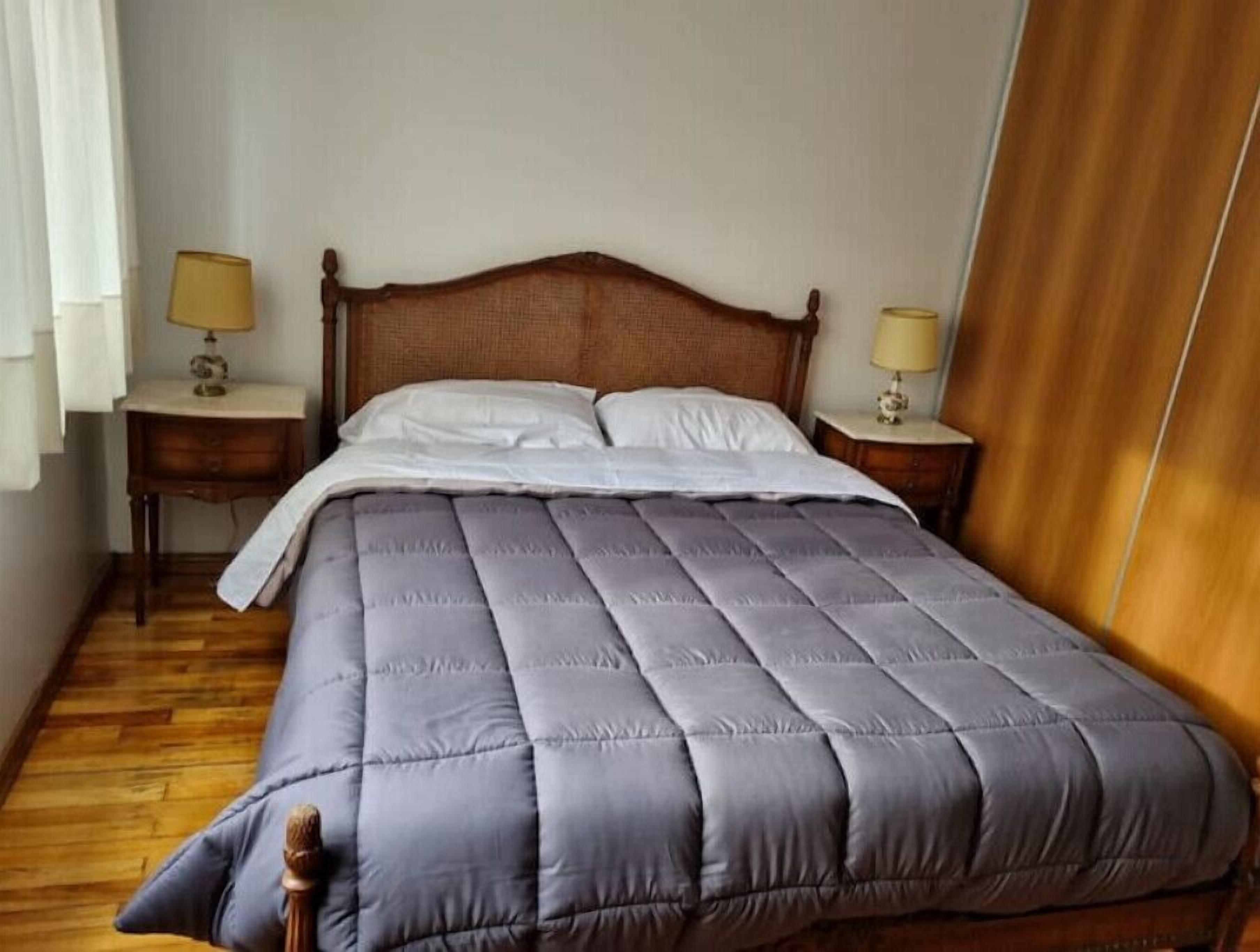 1 quarto, ferros/tábuas de passar roupa, berço de viagem