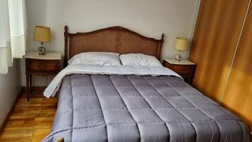 1 quarto, ferros/tábuas de passar roupa, berço de viagem