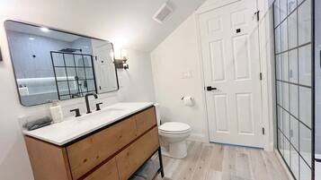 Dusj, hårføner, håndklær og såpe