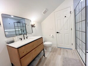 Dusj, hårføner, håndklær og såpe