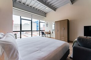 1 dormitorio, tabla de planchar con plancha, wifi y ropa de cama