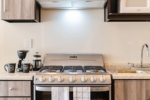 Een koelkast, een magnetron, een oven, een kookplaat